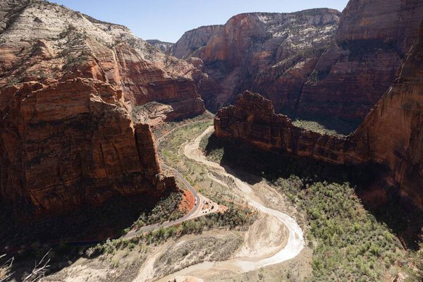 The Angels Landing Trail, красивый вид на каньон реки Вирджиния, Национальный парк Зайон, Юта, США.