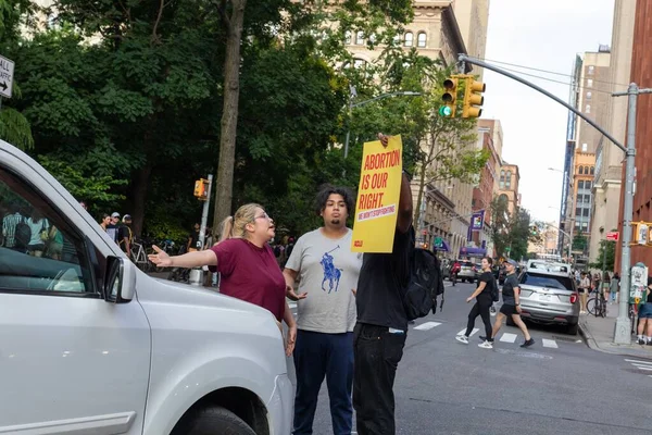 Die Demonstranten Mit Pappschildern Nachdem Der Oberste Gerichtshof Roe Wade — Stockfoto