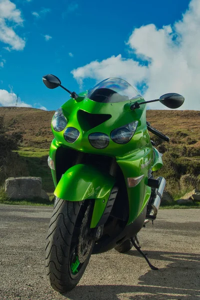 Close Uma Motocicleta Estacionada Verde Kawasaki Ninja Com Montanhas Fundo — Fotografia de Stock