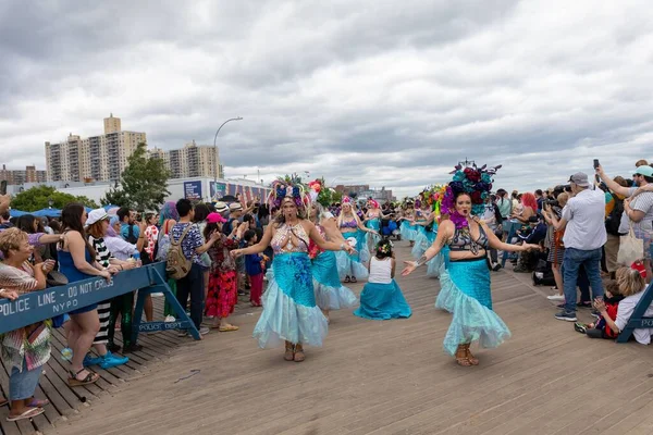 Hermosas Mujeres Trajes Sirenas Bailando 40º Desfile Anual Sirenas Coney —  Fotos de Stock
