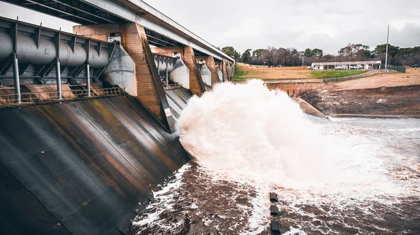 Het Water Stroomt Door Dam Het Platteland — Stockfoto