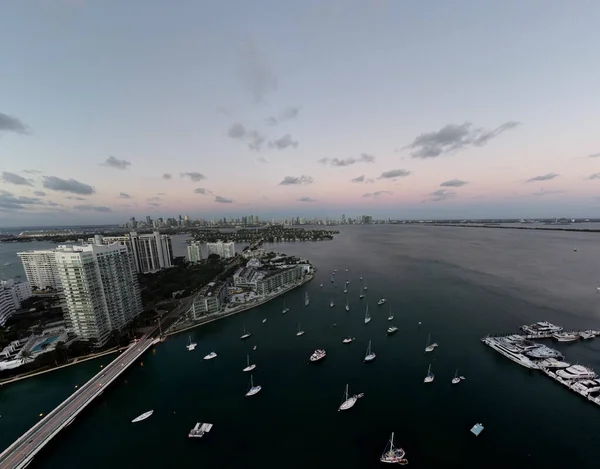 Een Luchtfoto Van Miami Waterkant Met Aanlegboten Bij Zonsopgang Florida — Stockfoto