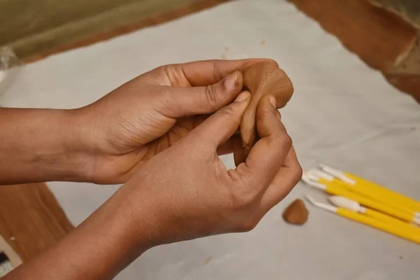 Uma Visão Perto Uma Mulher Mãos Fazendo Clay Modelo Ganesh — Fotografia de Stock