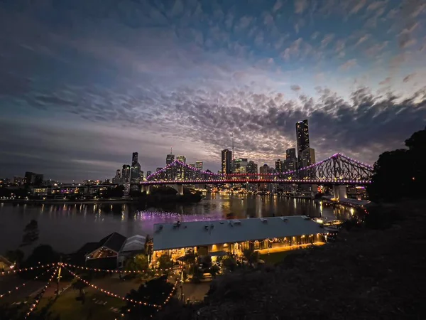 Een Luchtfoto Van Het Stadsgezicht Brisbane Omringd Door Gebouwen Water — Stockfoto