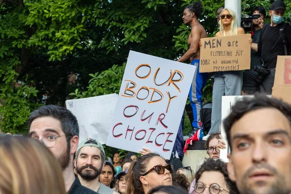 Ludzie Protestują Nowym Jorku Tym Jak Sąd Najwyższy Obalił Roe — Zdjęcie stockowe