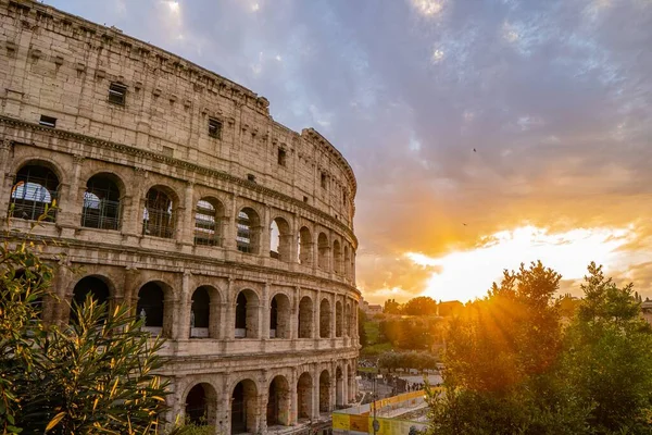 Närbild Den Ovala Amfiteatern Colosseum Med Sin Omgivning Vid Gyllene — Stockfoto