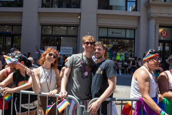 Wielu Młodych Ludzi Pride Parade Nowym Jorku — Zdjęcie stockowe