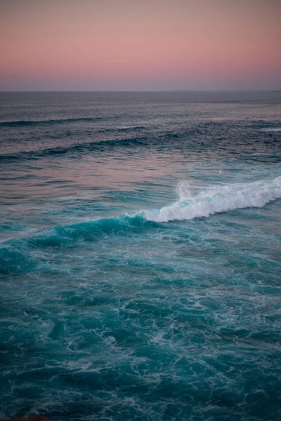 Disparo Vertical Las Olas Del Mar Atardecer —  Fotos de Stock