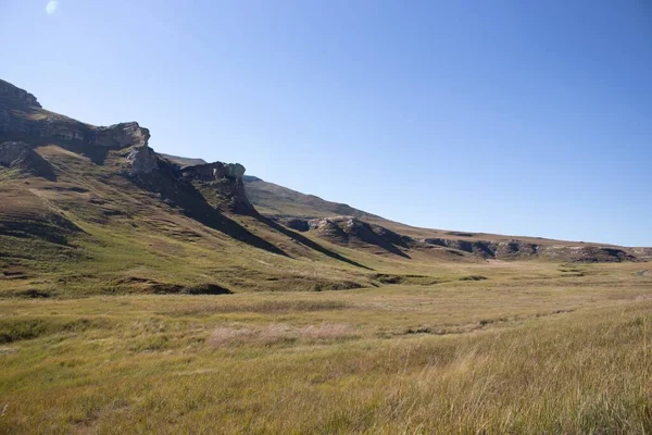 Large Brown Green Valley Surrounded Rocky Mountains Blue Clear Sky — Stock Photo, Image