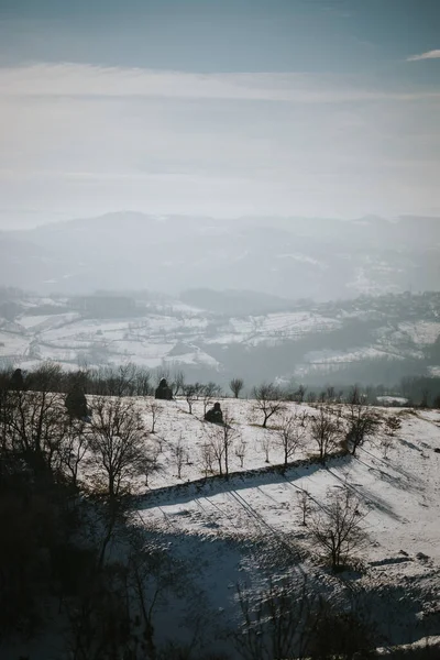 Una Vista Escalofriante Paisaje Cubierto Nieve Una Mañana Brumosa —  Fotos de Stock