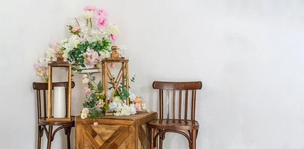 Designer Corner Apartment Wedding Style Wooden Chairs Bouquets Flowers Decorative — Stock Photo, Image