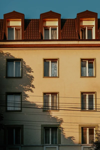 Vertical Shot Building Brown Rooftop Iasi Romania — Stock Photo, Image
