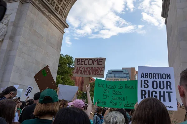 Yüksek Mahkeme Roe Wade Davasını Bozduktan Sonra Insanlar New York — Stok fotoğraf