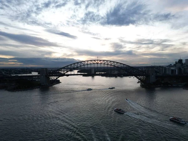 Een Antenne Uitzicht Sydney Haven Brug Bewolkte Lucht Achtergrond Bij — Stockfoto
