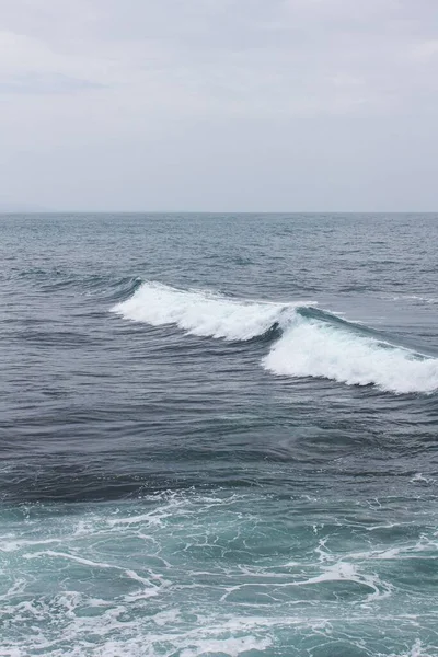 暴风雨天气中海浪汹涌的海面上的一个垂直镜头 — 图库照片