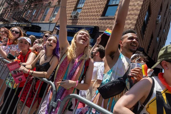 Vrolijke Mensen Wandelen Trotse Parade New York City Juni 2022 — Stockfoto