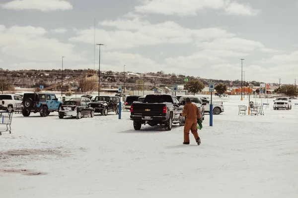 一个人走在雪地的停车场 — 图库照片