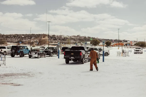 Man Som Går Snöig Parkeringsplats — Stockfoto