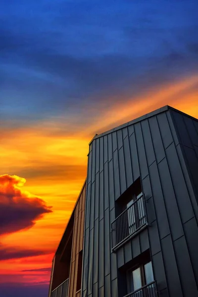 Vertikální Záběr Moderní Budovy Při Západu Slunce — Stock fotografie