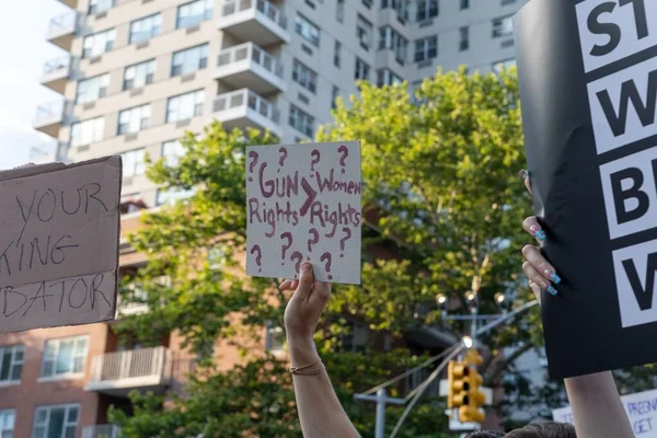 Folket Protesterar New York Efter Att Högsta Domstolen Störtat Roe — Stockfoto