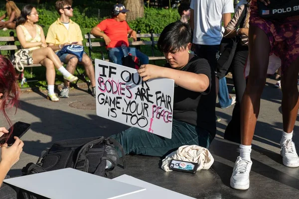 Protestující Pochodující Washington Square Park Poté Nejvyšší Soud Zrušil Roe — Stock fotografie