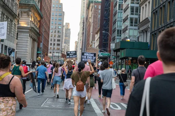 Group Protesters Cardboard Signs Walking Foley Square New York Roe — Stock Photo, Image