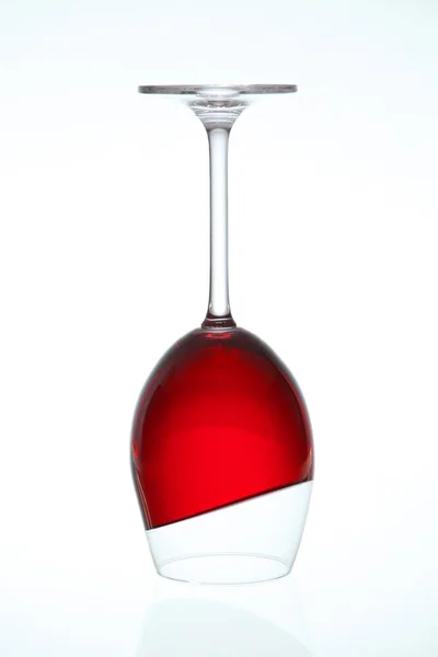 Plan Vertical Verre Vin Rouge Sur Fond Blanc Image Inversée — Photo