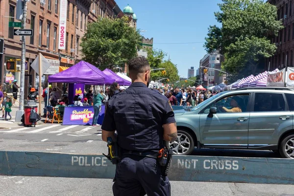 Oficial Policía Guardia Día Del Padre Una Feria Callejera 7Th —  Fotos de Stock