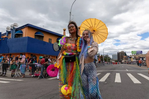 Large Crowds People Streets Brooklyn Celebrating 40Th Coney Island Mermaid — Stock Photo, Image