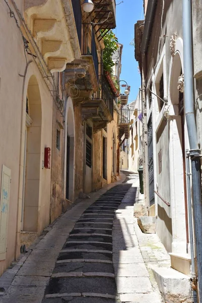 Plano Vertical Estrecha Calle Modica Casco Antiguo Sicilia Italia —  Fotos de Stock