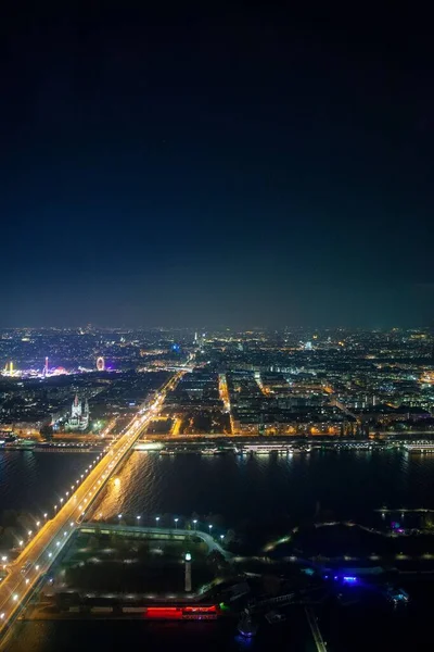 Widok Powietrza Oświetlonego Krajobrazu Miejskiego Długim Mostem Przez Rzekę — Zdjęcie stockowe