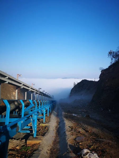 Plano Vertical Una Pista Para Mineral Bajo Cielo Azul —  Fotos de Stock