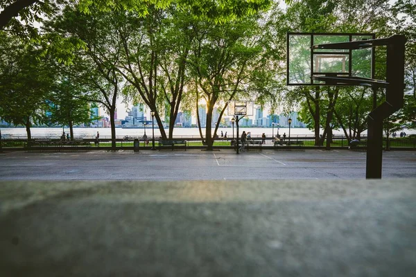 Ein Basketballfeld Gegen Bäume Bänke Und Eine Stadt — Stockfoto