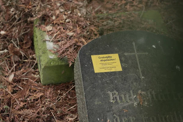 Una Lápida Derribada Con Una Pegatina Alemán — Foto de Stock