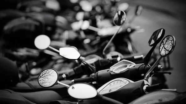 Szelektív Fókusz Szürkeárnyalatú Felvétel Több Motorkerékpárról Amelyek Egymáshoz Közel Parkolnak — Stock Fotó
