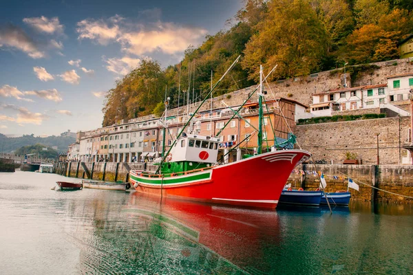 Barco Vermelho Destaca Resto Por Sua Cor Vermelha Brilhante Porto — Fotografia de Stock