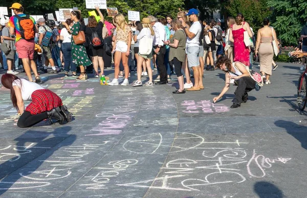 Washington Square Park New York 2022 Demonstranten Met Kartonnen Bordjes — Stockfoto