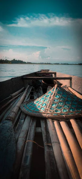 Eine Vertikale Aufnahme Eines Alten Hölzernen Fischerbootes Auf Dem Wasser — Stockfoto