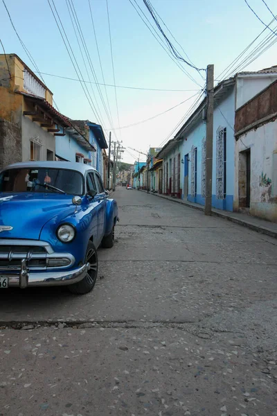 Una Macchina Blu Retrò Parcheggiata Strada Trinidad Cuba — Foto Stock