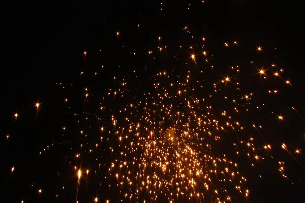 밤하늘에 빛나는 불꽃놀이 — 스톡 사진