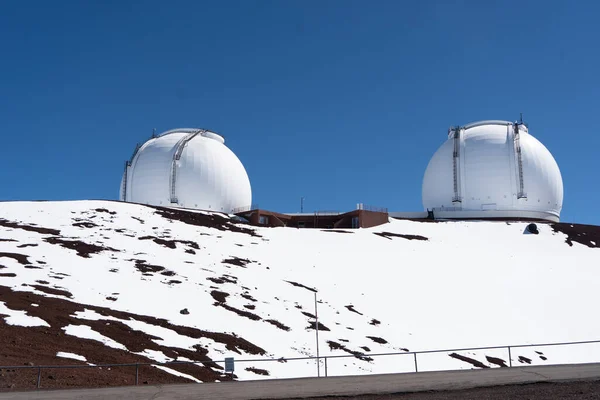 Observatorio Nasa Montaña Nevada Mauna Kea Contra Cielo Azul Claro — Foto de Stock