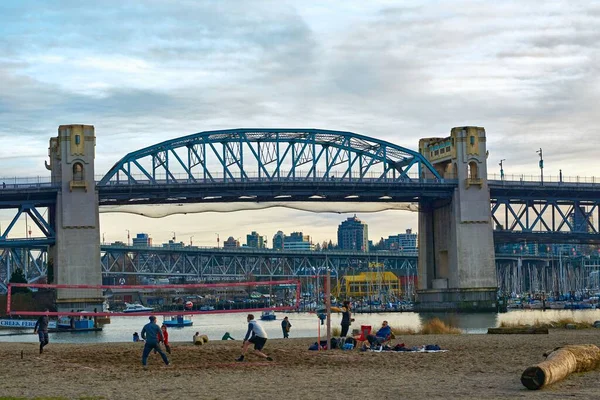 Pessoas Jogando Vôlei Terreno Arenoso Perto Burrard Street Bridge Vancouver — Fotografia de Stock