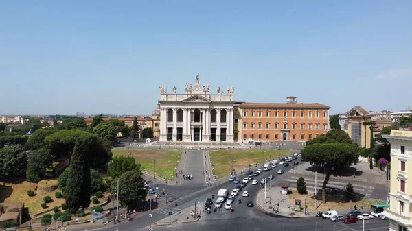 ローマの道路上にフロントパーク 木や車とラテラン宮殿のパノラマビュー — ストック写真