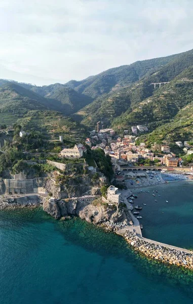 美丽的沿海村庄蒙特罗索马雷的空中景观 蓝色地中海的Cinque Terre国家公园和港口的船只 — 图库照片