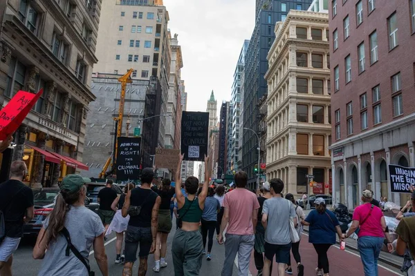 Group Protesters Cardboard Signs Walking Foley Square New York Roe — Stock Photo, Image