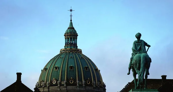 天主教教堂的绿色穹顶映衬着天空 — 图库照片