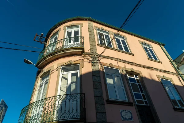 Eine Flache Aufnahme Eines Hochhauses Vor Blauem Himmel Porto Portugal — Stockfoto