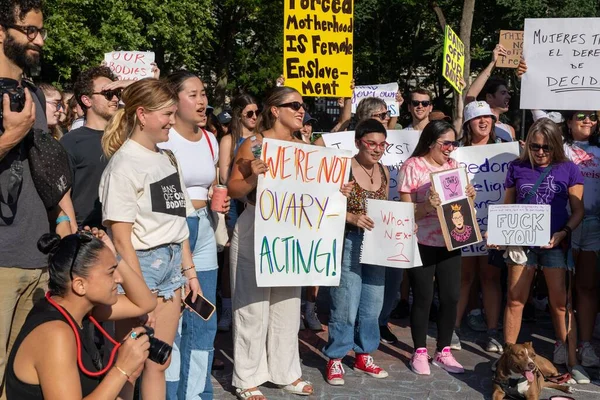 Protesters Holding Cardboard Signs Supreme Court Overturned Roe Wade — Stock Photo, Image