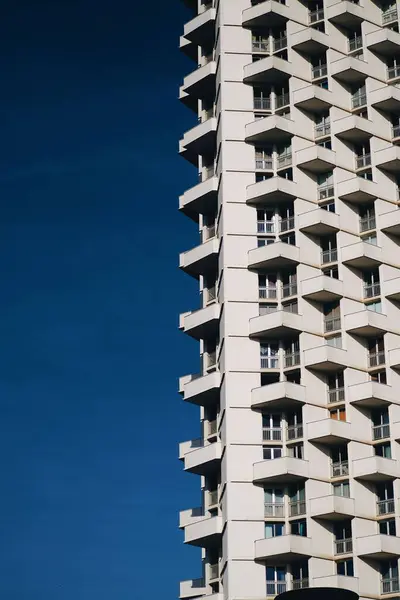 Das Äußere Eines Wohnhochhauses Vor Blauem Himmel — Stockfoto