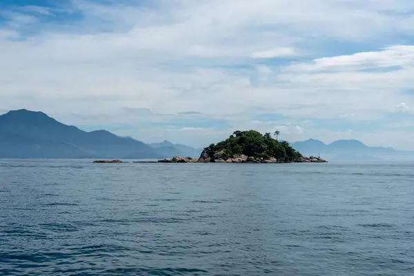 Una Vista Panoramica Del Mare Contro Isola Rocciosa Coperta Verde — Foto Stock